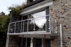 Garde corps extérieur vitré métallique